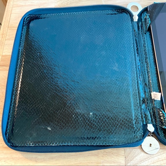 Nine West Emerald Green Metallic Snakeskin Zip IPad Cover - Picture 8 of 12